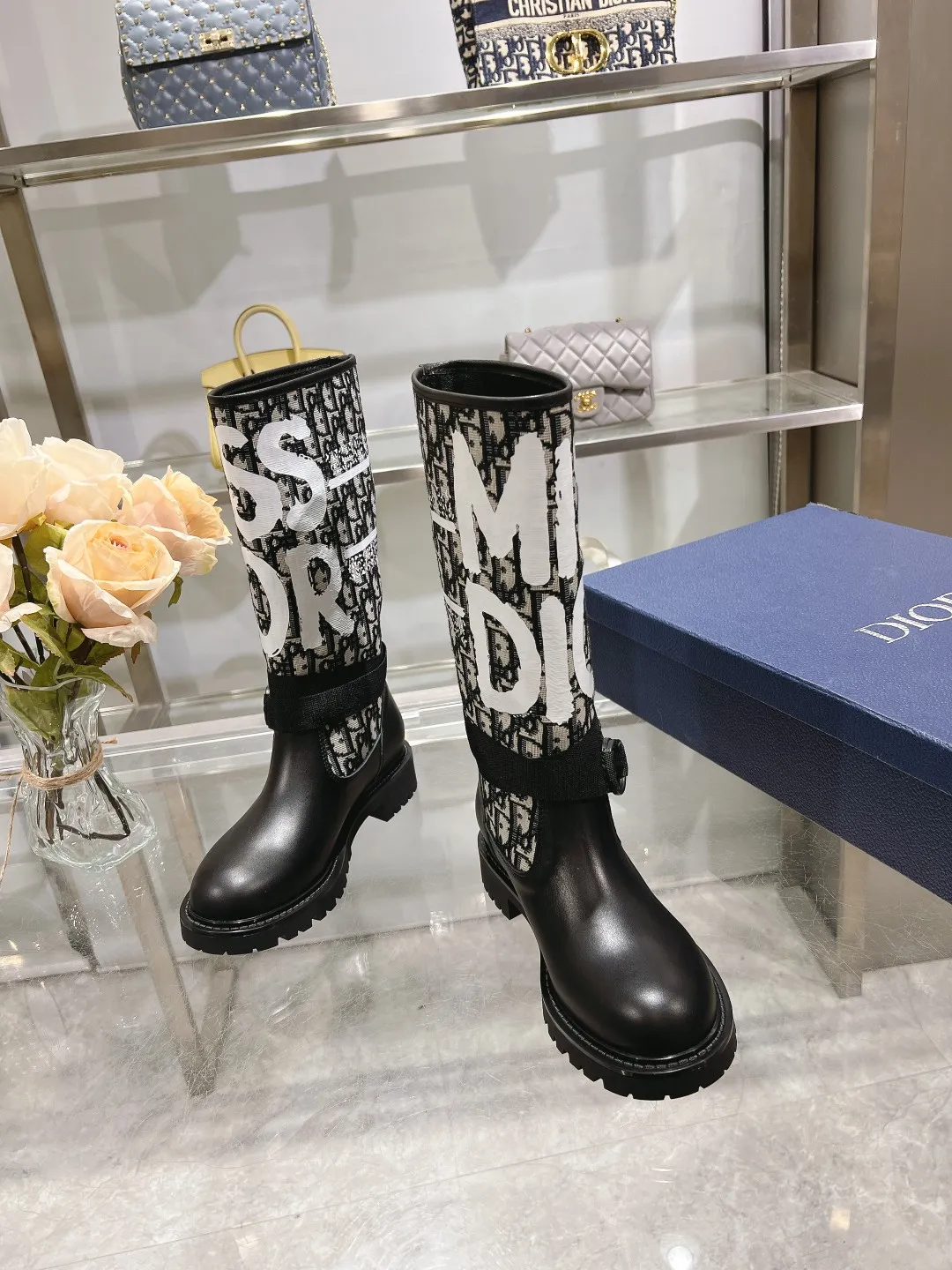 👟👟Ex-factory price 560👟👟 Dior color-blocking new boots for autumn and winter, the latest electric embroidery color-blocking letter logo for autumn and winter, round-toe high-top knight boots for women, Material: first-layer cowhide stitched with electric embroidery fabric, sheepskin lining for feet, original molded TPU outsole Size: 35-40 yards